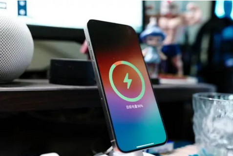 疏勒苹果15换屏服务分享用什么充电器给iPhone15充电更好 